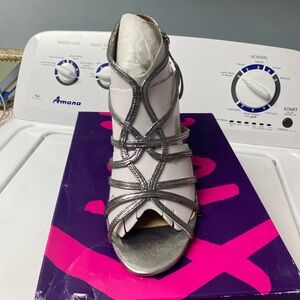 FIONI Clothing Metallic Strappy Heels